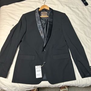 Really nice men's suit brand new with tags on it!